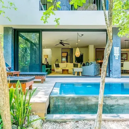 Luxurious Oasis Jacuzzi With Art Gallery And Pool