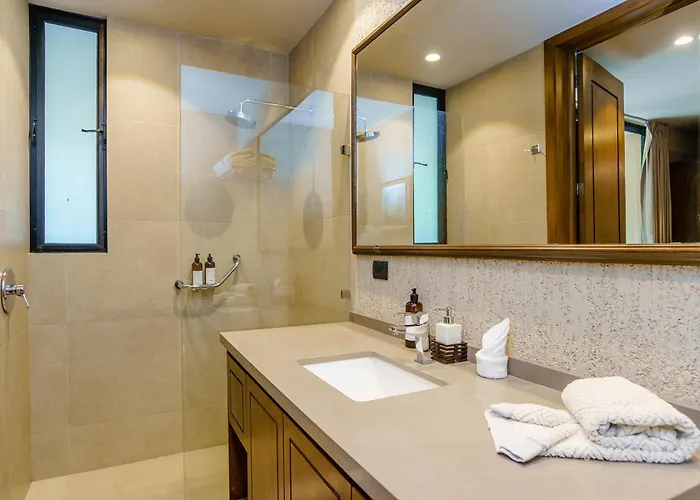 Luxurious Oasis Jacuzzi With Art Gallery And Pool