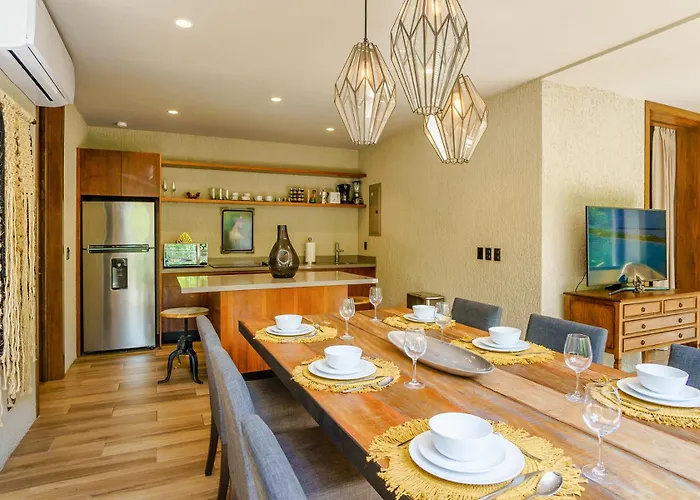 Luxurious Oasis Jacuzzi With Art Gallery And Pool *