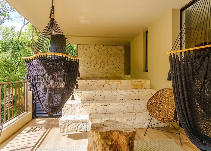 Luxurious Oasis Jacuzzi With Art Gallery And Pool *