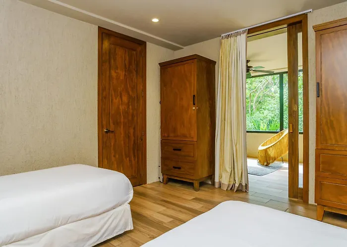 Luxurious Oasis Jacuzzi With Art Gallery And Pool