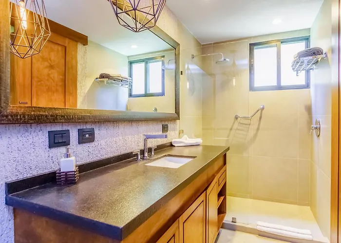 Luxurious Oasis Jacuzzi With Art Gallery And Pool *