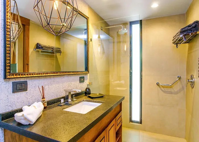 Luxurious Oasis Jacuzzi With Art Gallery And Pool