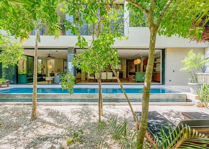 Luxurious Oasis Jacuzzi With Art Gallery And Pool