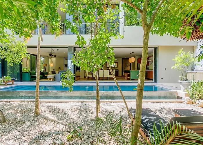 Luxurious Oasis Jacuzzi With Art Gallery And Pool