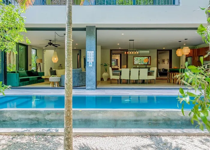 Luxurious Oasis Jacuzzi With Art Gallery And Pool