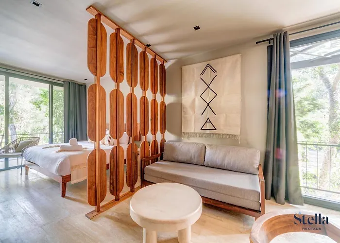 Luxurious Oasis Jacuzzi With Art Gallery And Pool *